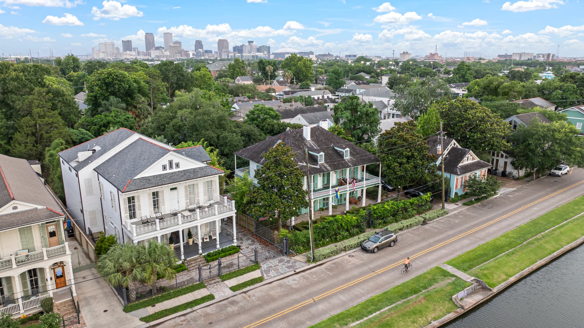 New Orleans homes with the downtown skyline in the distance